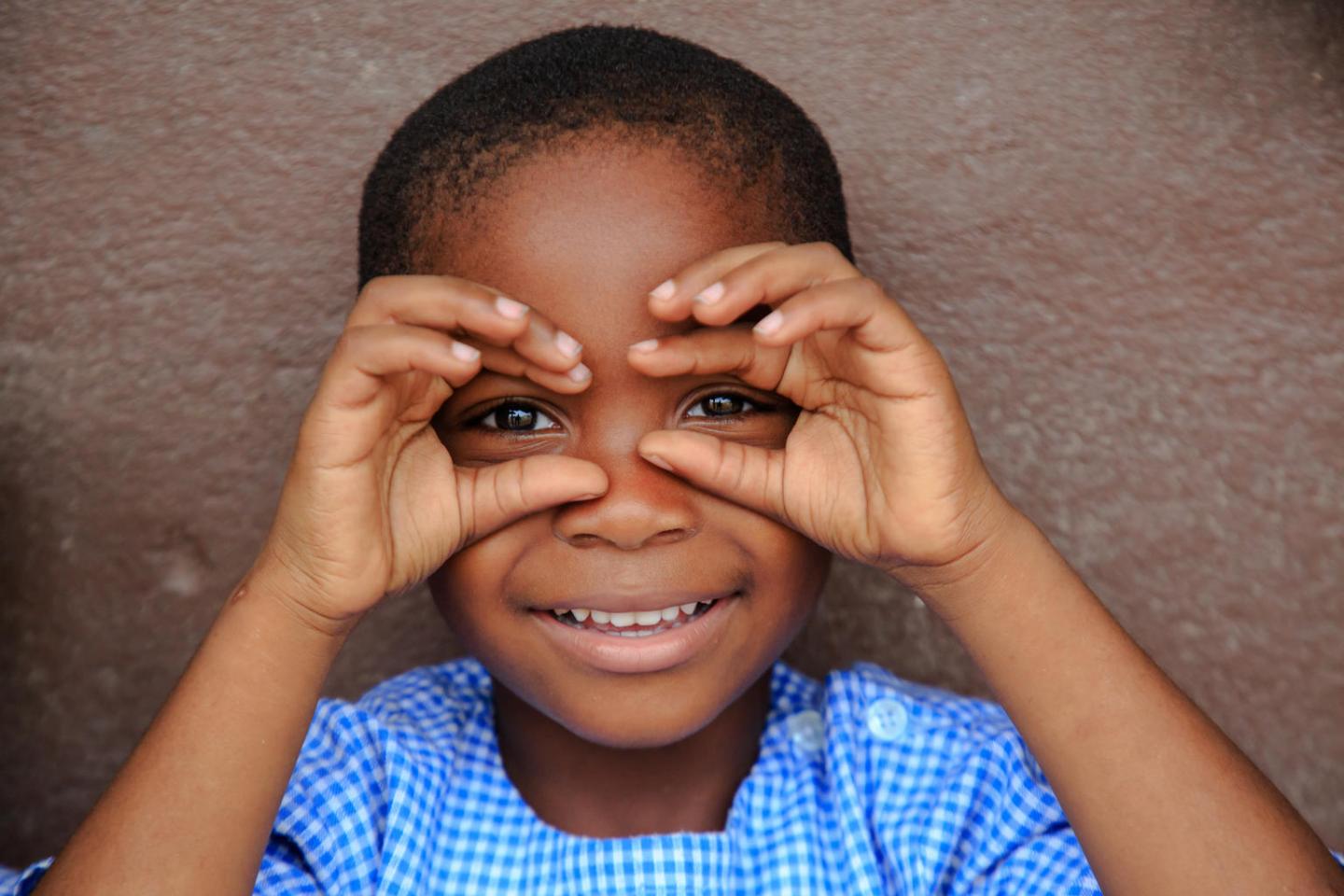enfant regarde avec sourire